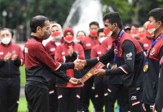 Presiden Joko Widodo saat memberikan bonus atlet peraih medali di SEA Games XXXI Vietnam 