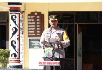 Kapolres saat memberikan arahan apel personel operasi patuh Toba di Mapolres Simalungun 