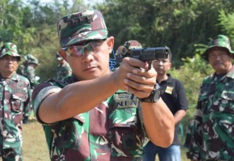 Danrem 081/DSJ saat latihan menembak di gunung kendil wungu