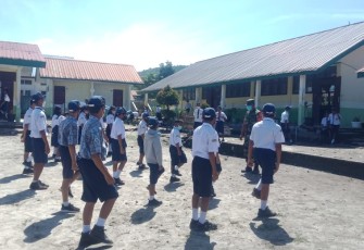 Serda S. Boangmanalu saat melatih PBB di SMP N 1 Salak