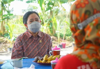 Puan saat mendengarkan keluhan pemulung di TPA Karangdiyeng Mojokerto 