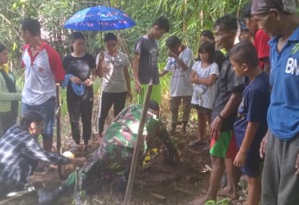 Berjibaku bersama warga bantu pemakaman di perbatasan 