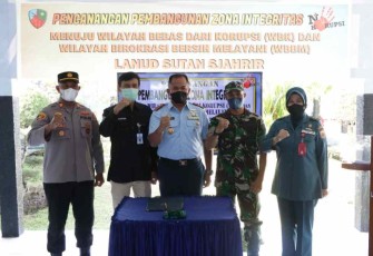Danlanud (tengah) usai penandatanganan zona integritas di lanud Sutan Sjahrir 