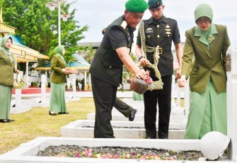 Danrem 033/WP saat tabur bunga dan memberikan penghormatan