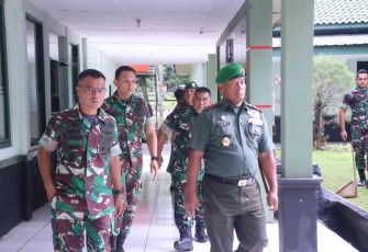 Danyonif Raider 300/Bjw saat mendampingi Dansecapaad tinjau OJT siswa Diktukpa TNI-AD 