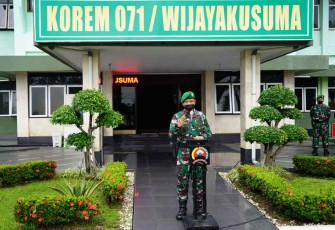 Danrem 071/Wijayakusuma saat memberikan arahan prajurit dan PNS 
