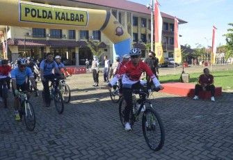 Danlanud Supadio mengikuti fun bike meriahkan hari Bhayangkara Ke-76 