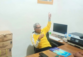 Koordinator Bidang Edukasi, Penelitian dan Pengembangan BPTK-UGG, Wilmar Simandjorang, berbincang dengan Wartawan di ruang kerjanya di Gedung Geopark Information Sigulatti.