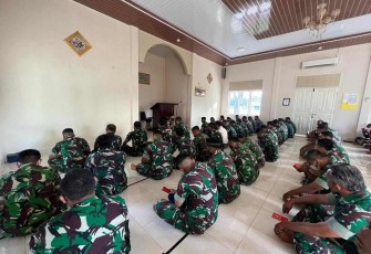 Prajurit lanud Maimun Saleh saat doa bersama di Masjid Nurul Falah