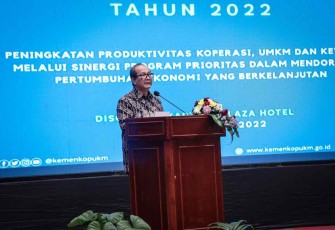 SeskemenkopUKM saat memaparkan strategi bangkitkan UMKM di Bali