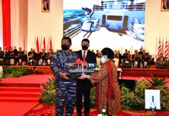 Kasal saat menyerahkan replika KRI Bung Karno-369 ke Megawati Soekarnoputri 