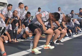 Permainan memasukkan paku di dalam botol anggota satgas Rimpac TNI AL di KRI I Gusti Ngurah Rai-332