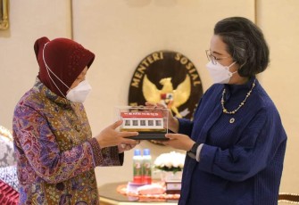 Mensos Tri Rismaharini saat memberikan cenderamata ke Armida Salsiah di Jakarta 