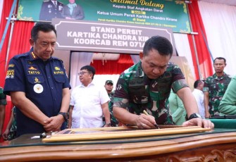 Kasad saat tandatangani prasasti peresmian lapangan sepak bola Jenderal Soedirman 