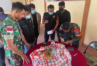 Satgas Yonif 645/Gty saat amankan 27,311 Kg Sabu Asal Malaysia