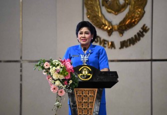 Ny, Vero Yudo Margono saat memberikan wejangan taruna AAL di Surabaya 