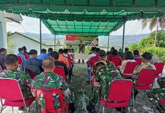 Danramil saat komsos bersama para kepala desa di wilayahnya 