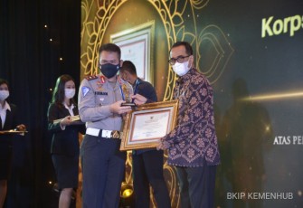 Kemenhub saat Beri Penghargaan