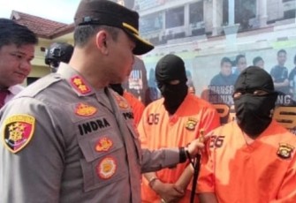 Oknum Kades kenakan pakaian tahanan bersama tersangka kasus berbeda saat konferensi pers Polres OKU Selatan, Senin (27/06/2022).
