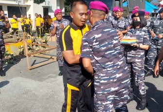 Danyonmarhanlan VIII Bitung bersama prajurit Petarung Yonmarhanlan VIII Bitung saat memberikan ucapan HUT Bhayangkara Ke-76 kepada Kapolres Bitung