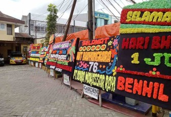 Karangan bunga ucapan HUT Bhayangkara di Mapolsek Rappocini
