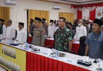 Kasdim 1001/HSU-BLG saat mengikuti doa bersama bersama Kapolri secara virtual di polres Balangan