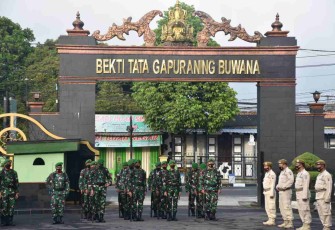 Upacara bendera di korem 073)Makutarama