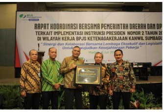 BPJS Ketenagakerjaan Kanwil Sumbagut saat Berikan Piagam Kepada Bupati Labuhanbatu