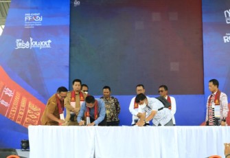 Bupati Samosir, Vandiko T. Gultom saat tandatangani kesepakatan bersama dengan General Manager Witel Sumut PT Telkom, Heribertus Handoko, tentang Smart City Kabupaten Samosir di sela-sela acara Tor-tor digifest, Pantai Indah Situngkir-Creatif hub, Selasa (05/07).