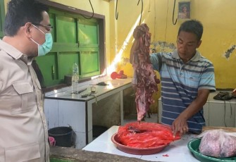 Toni saat sambat kepada Wakil Ketua DPRD Jatim Anwar Sadad yang mengunjungi lapaknya.