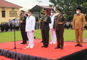 Bupati Labuhanbatu saat Menjadi lnspektur upacara Pada HUT  Bhayangkara Ke 76 