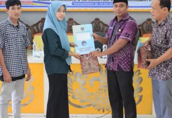 Peserta Pelatihan Teknisi Jaringan saat Terima Sertifikat Dari Diskominfo Labuhanbatu 