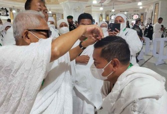 Wapres RI saat memotong rambut KASAL dalam ibadah haji tahun 2022