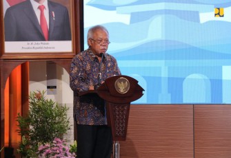 Menteri Basuki saat membuka acara national stakeholder forum persiapan WWF 2024 di auditorium kementerian PUPR 