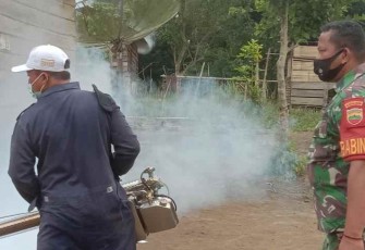Fogging bersama Dinkes Pakpak Bharat di wilayah binaan