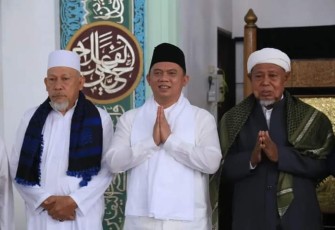 Bupati dan Wabup Labuhanbatu seusai Sholat Idul Adha 1443 H di Mesjid Raya Rantau Prapat 