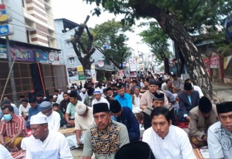 Jamaah Sholat Idul Adha memadati jalan Abd. Dg. Sirua 