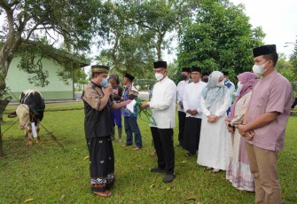 Danrem 071/Wijayakusuma saat menyerahkan hewan qurban 