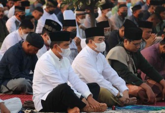 Danpuspenerbal saat melaksanakan shalat idul adha