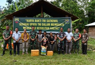 Dandim Nias saat foto bersama resmikan pembangunan rutilahu warganya