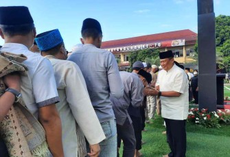 Kapolda Jabar usai salat Idul Adha bersalam-salaman 
