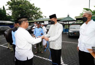 Pangdam Udayana saat menyerahkan hewan qurban 