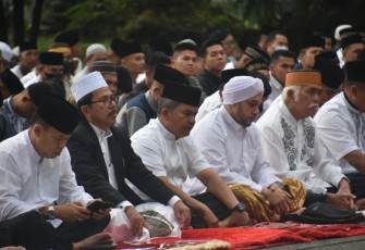 Pangdam I/BB saat mengikuti salat Idul Adha Masjid At Taqwa