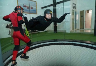 Pangdiv 2 Kostrad saat mencoba wind tunnel 