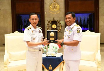 Wakasal saat bertukar cenderamata dengan Chief of Naval Policy Republic of Korea Navy