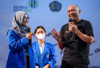 MenkopUKM saat berdialog bersama mahasiswa 