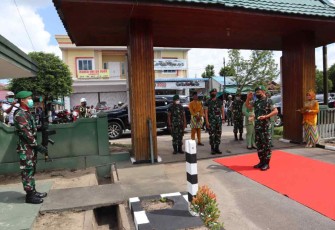 Danrem 121/Abw berikan hormat kepada petugas jaga di Kodim 1203/Ktp