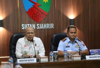 Danlanud Sutan Sjahrir saat menerima kunjungan Kemenko Polhukam di Lanud Sutan Sjahrir Padang