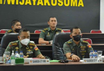 Danrem 071/Wijayakusuma saat mengikuti vidcon bersama pemrov Jateng 