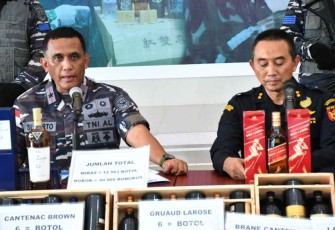 Danlantamal XII Pontianak saat konferensi pers penyelundupan miras